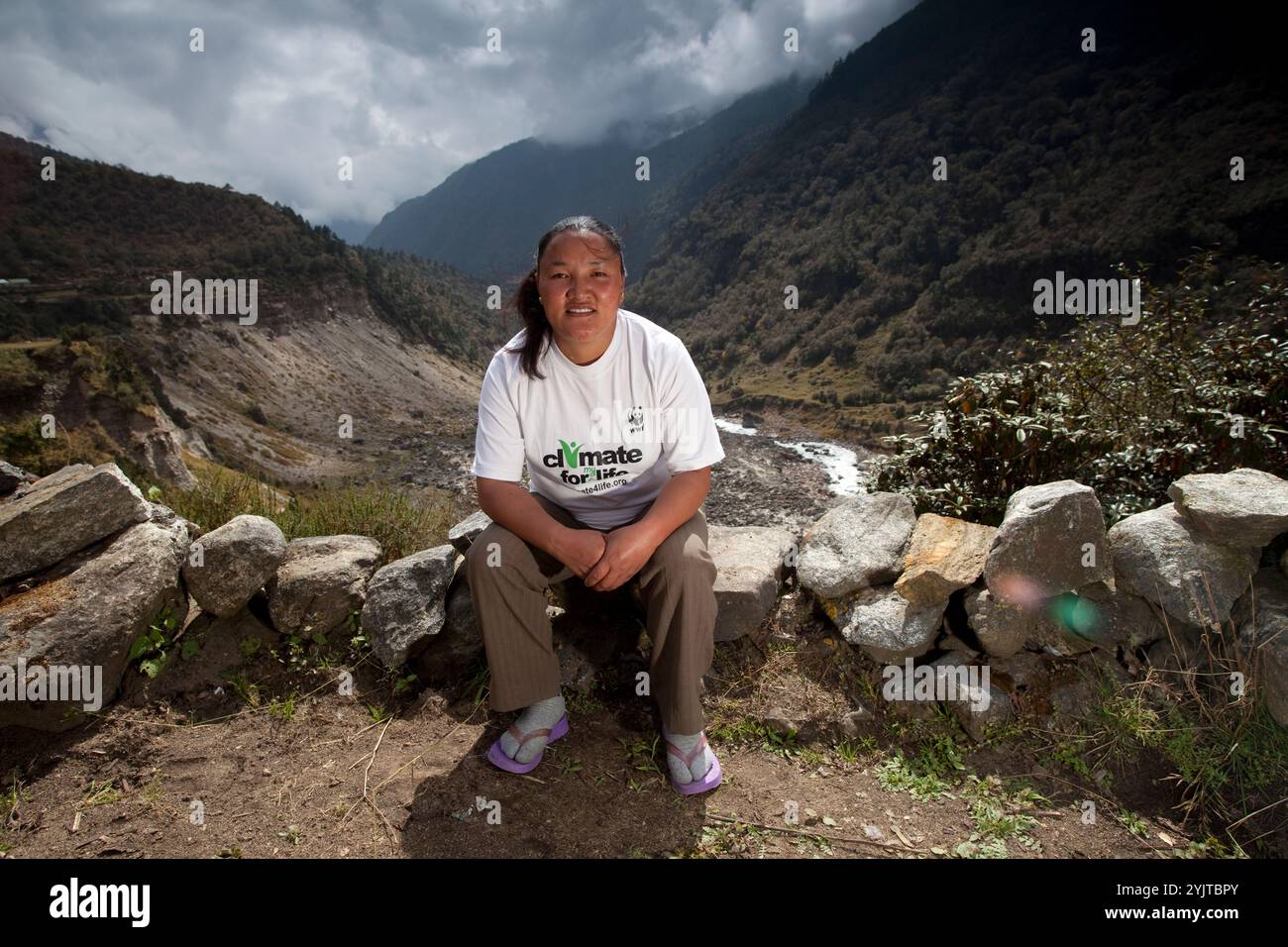 Octobre 2009 WWF Everest -Namche tue - Ang Maya Sherpa in Thammo Village - quelle a été son expérience de 1985 ce qu'elle a vu. ? Elle avait 14 ans. A Banque D'Images