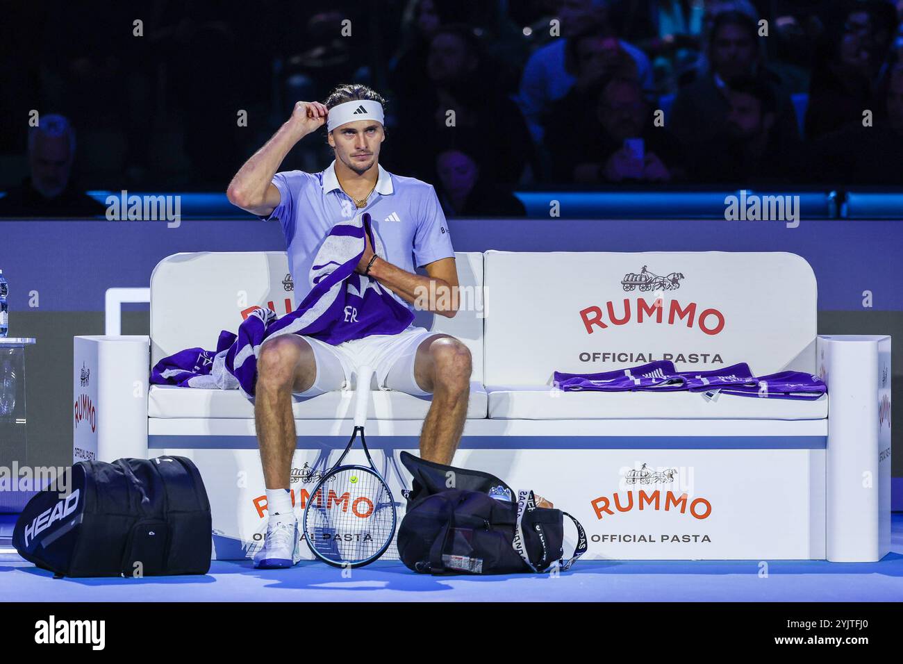 Turin, Italie. 15 novembre 2024. Alexander Zverev, de l'Allemagne, vu lors du match de la phase de groupes en simple masculin contre Carlos Alcaraz, de l'Espagne, sur six quatre des finales Nitto ATP 2024 à Inalpi Arena (photo Fabrizio Carabelli/SOPA images/SIPA USA) crédit : SIPA USA/Alamy Live News Banque D'Images