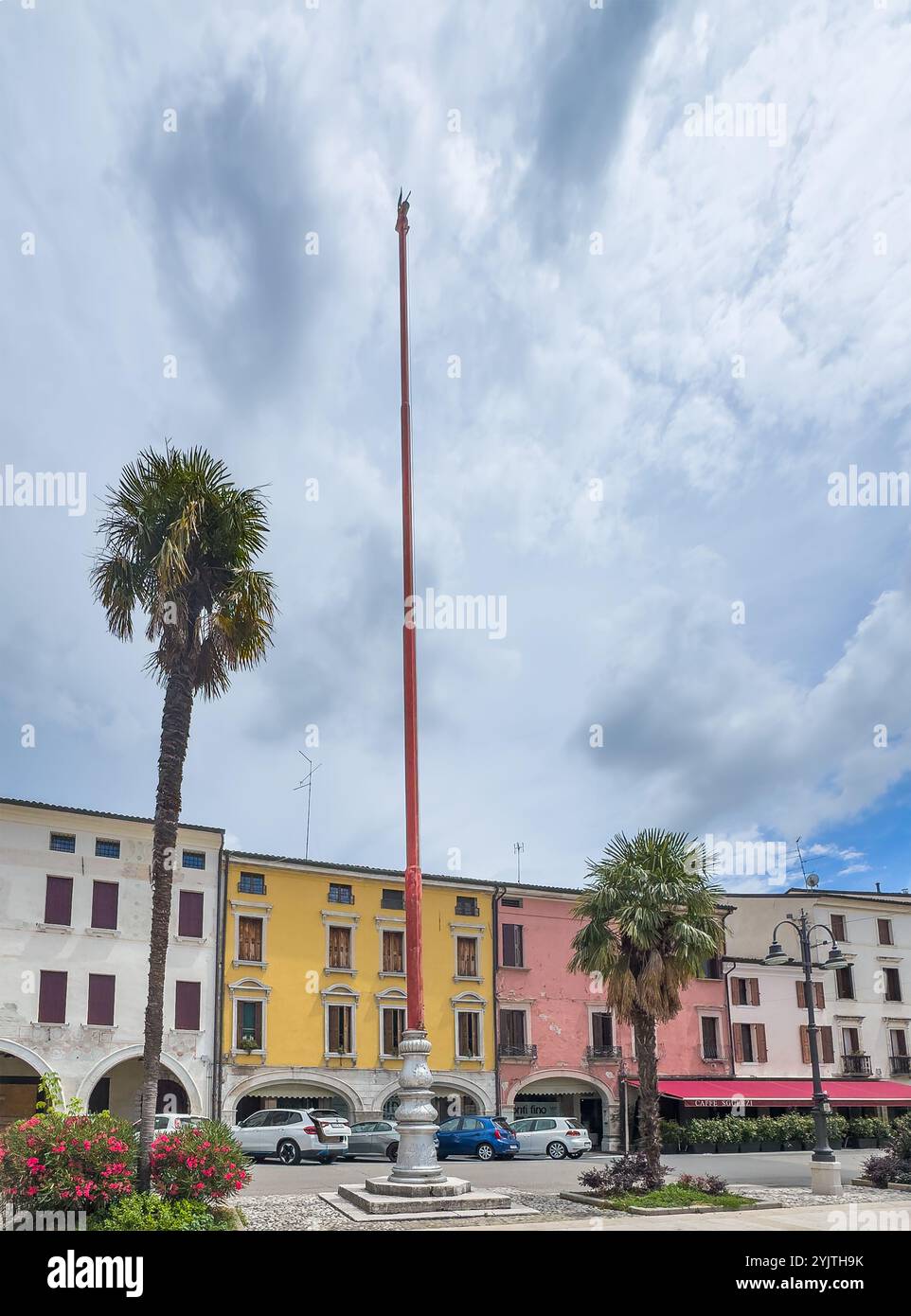 Portogruaor, Venise, Italie - 26 juin 2024 : mât de drapeau sur la Plazza della Republica devant le monument de guerre sous le nuage bleu, façades Eastside et CA Banque D'Images