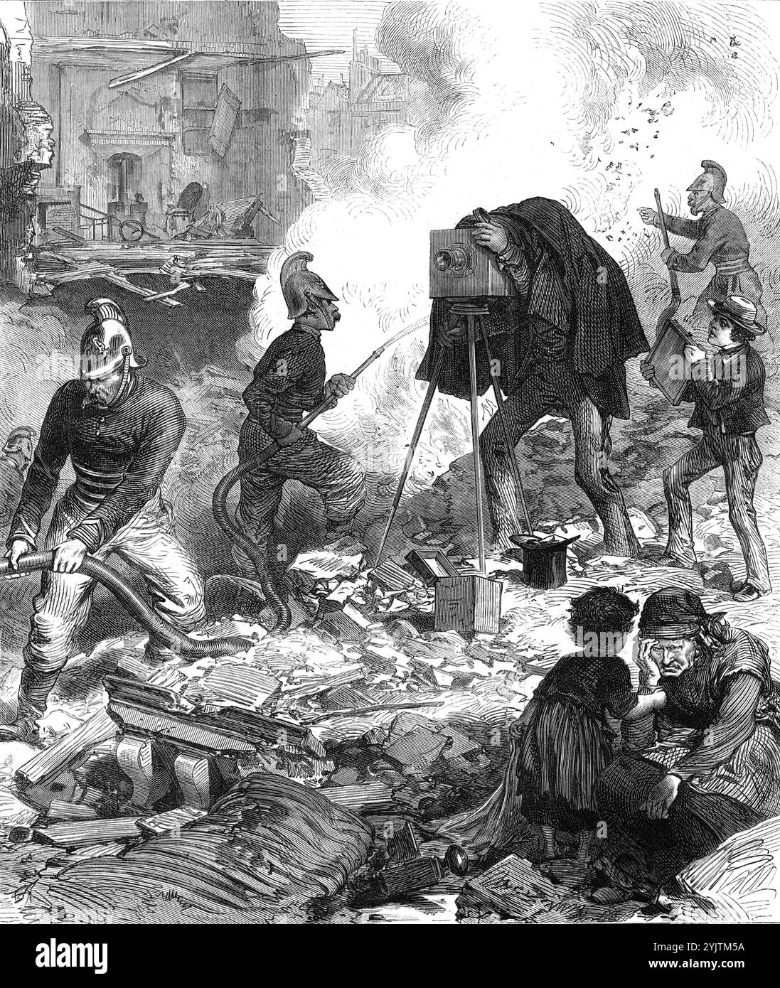 Ruines de Paris, 1871. Photographe avec caméra à plaque prenant des photos de pompiers éteignant des incendies dans des bâtiments '...destroyed par la fureur de la faction communiste...sur la place de la Concorde, à l'angle de la rue de Rivoli,...les restes d'une grande barricade, contiguë au mur du jardin des Tuileries, étaient encore à voir. Le mur avant du ministère des Finances, rue de Rivoli, était tombé dans la conflagration, et le feu ne fut pas tout à fait éteint lorsque notre artiste fit son dessin. Au premier plan se trouvait le piédestal de l'une des statues de figures féminines conçues pour re Banque D'Images