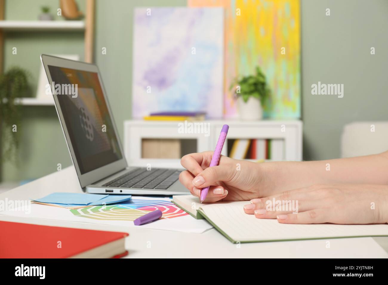 Concepteur de site Web travaillant à table à l'intérieur, gros plan Banque D'Images