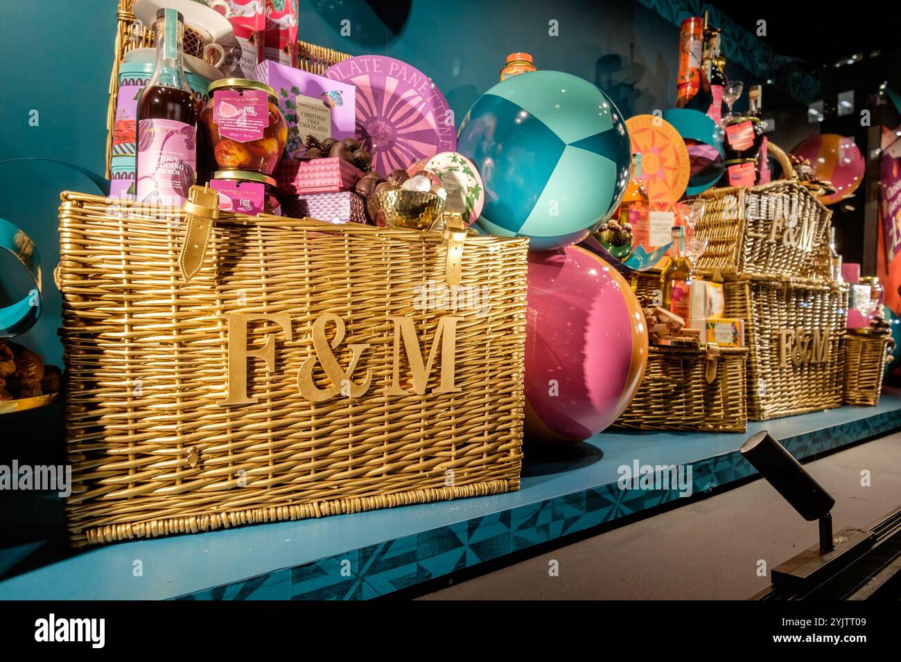 Paniers de Noël Fortnum & Mason exposés dans une vitrine de magasin, Piccadilly, Londres, Royaume-Uni Banque D'Images