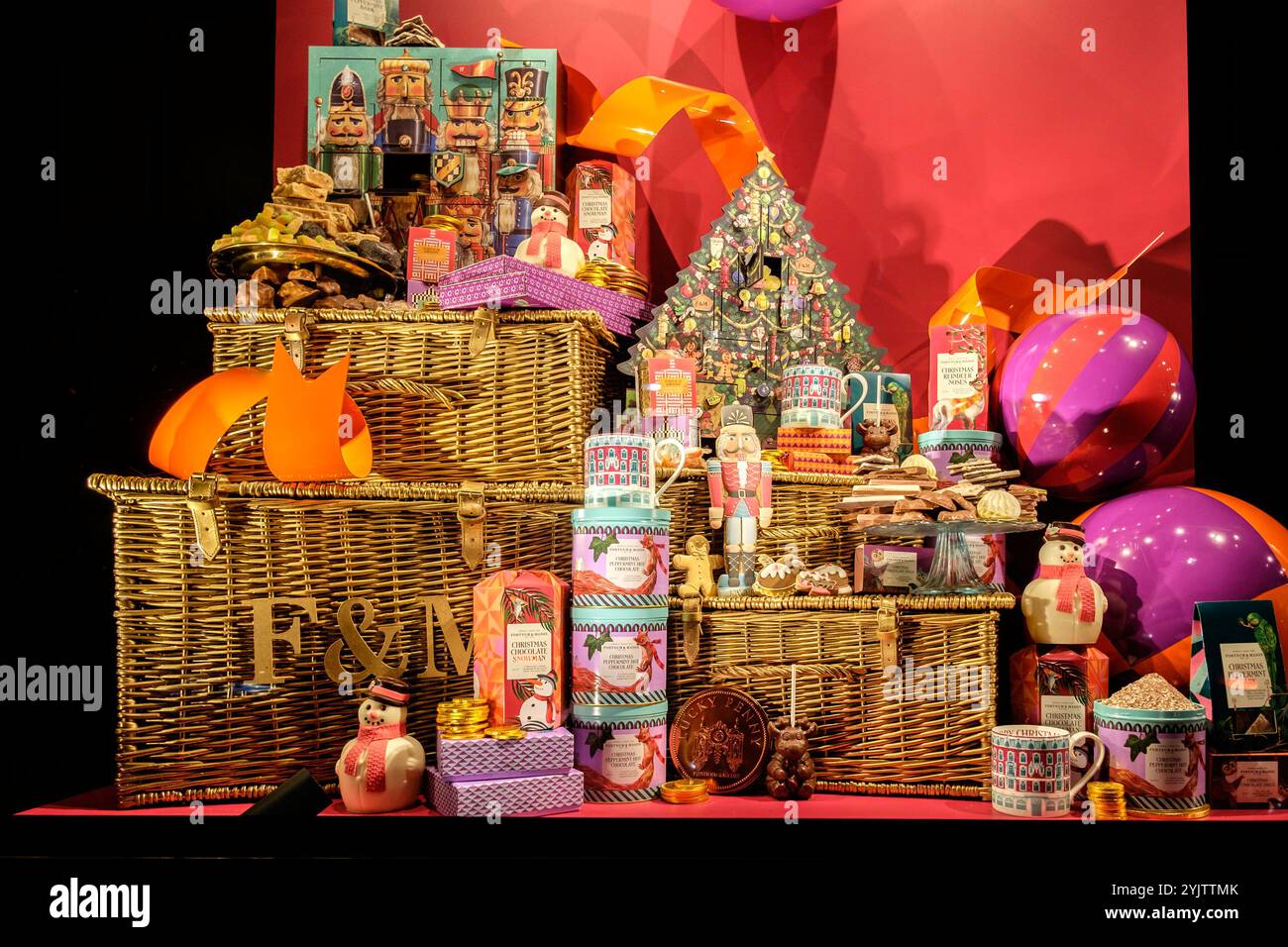 Paniers de Noël Fortnum & Mason exposés dans une vitrine de magasin, Piccadilly, Londres, Royaume-Uni Banque D'Images
