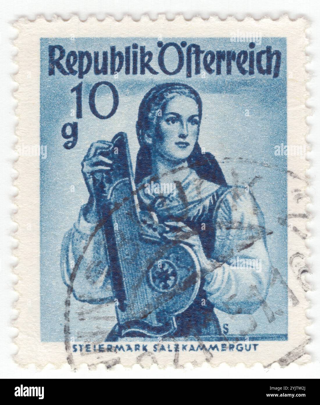 AUTRICHE - 1948 septembre 2006 : timbre-poste bleu foncé à 10 groschen représentant des vêtements féminins de Styrie, Salzkammergut. Une jeune fille avec un instrument de musique national à cordes ressemblant au luth. Le Salzkammergut est une zone de villégiature en Autriche, qui s'étend de la ville de Salzbourg vers l'est le long de l'avant-pays alpin et des Alpes calcaires du Nord jusqu'aux sommets des montagnes Dachstein. Le fleuve principal de la région est le Traun, un affluent droit du Danube. Le nom Salzkammergut se traduit par « domaine du sel », Kammergut étant un mot allemand désignant les territoires détenus par les princes du Saint-Empire romain germanique Banque D'Images