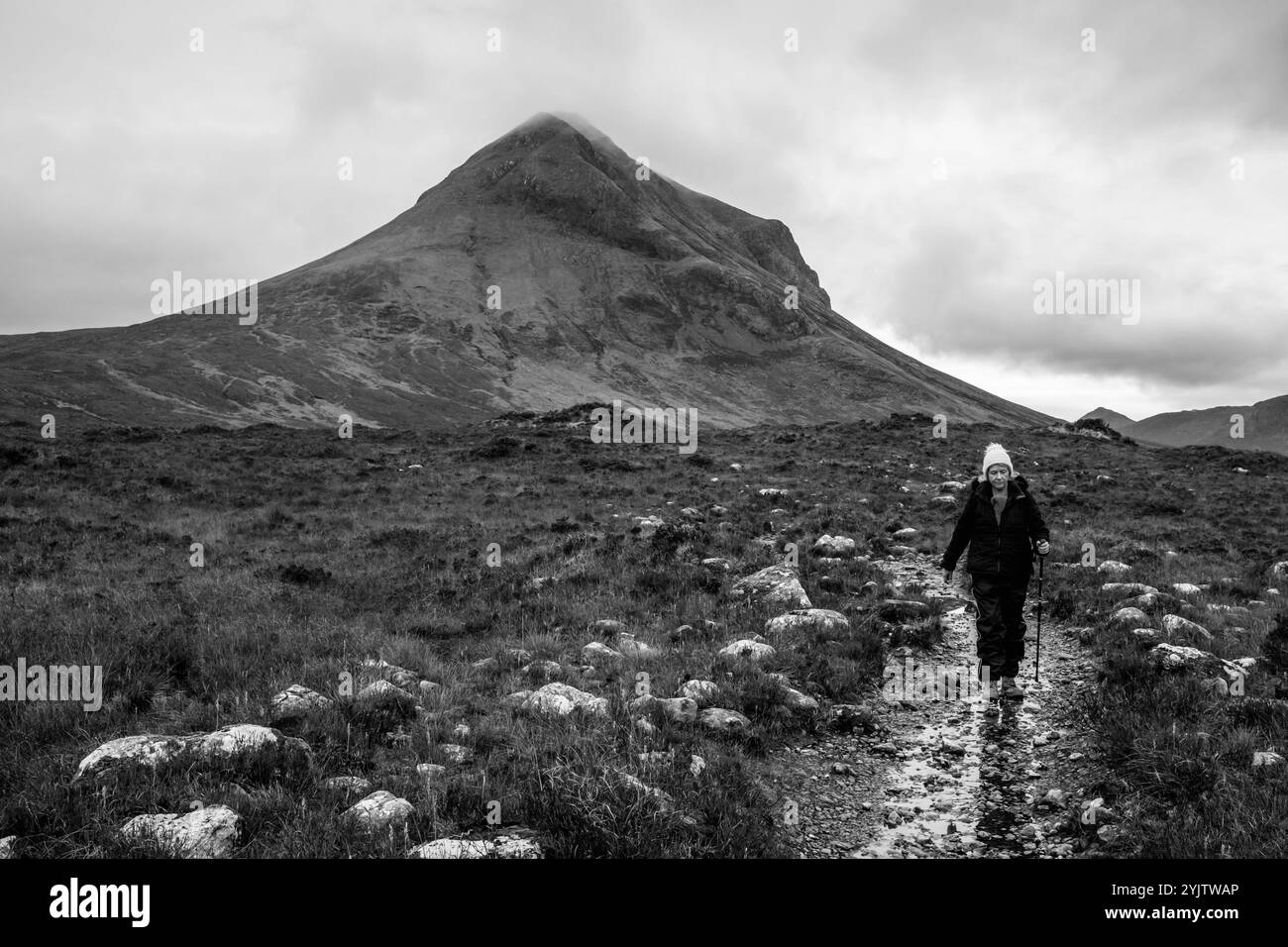 Une femme âgée faisant une randonnée à travers les Hiills/montagnes de Cuillin sur la promenade de Sligachan à Elgol, île de Skye, Écosse, Royaume-Uni. Banque D'Images