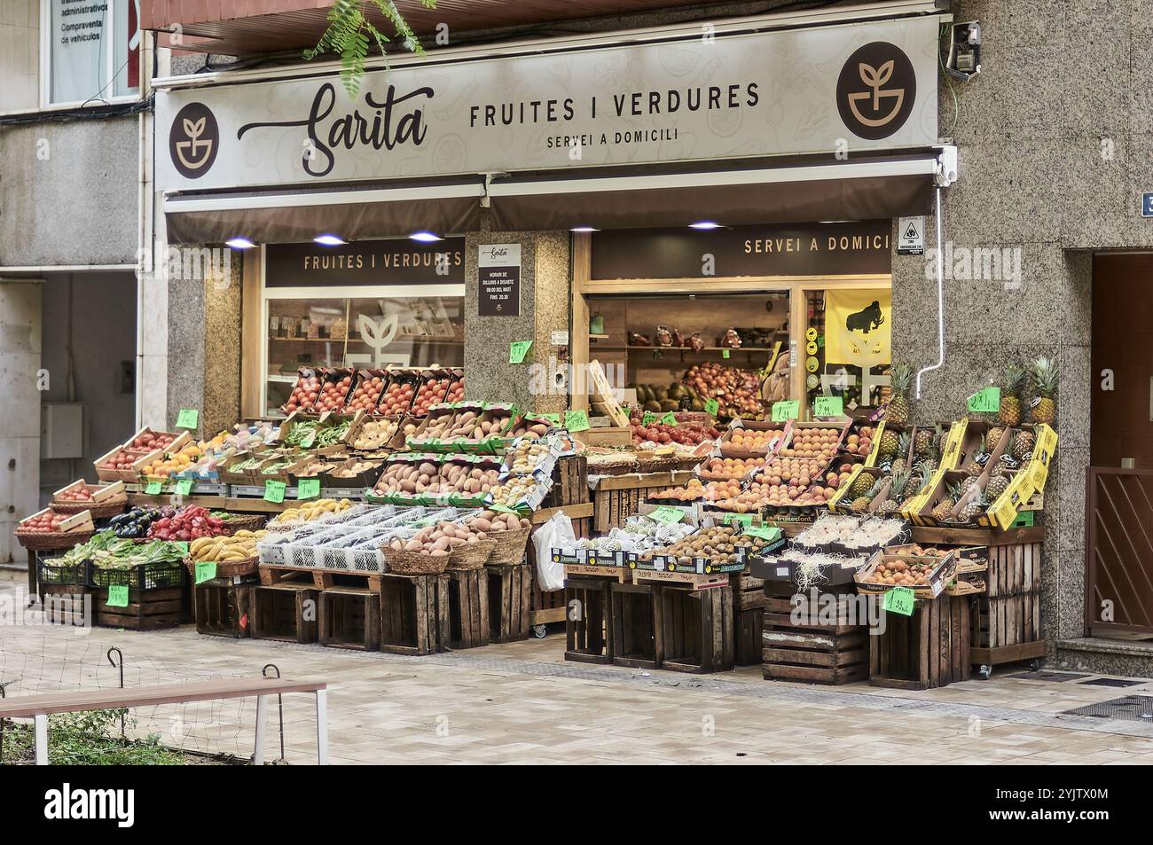 Viladecans. Espagne - 15 novembre 2024 : un stand de fruits animé débordant d'une sélection variée de fruits frais, à l'intérieur et à l'extérieur sur le côté Banque D'Images