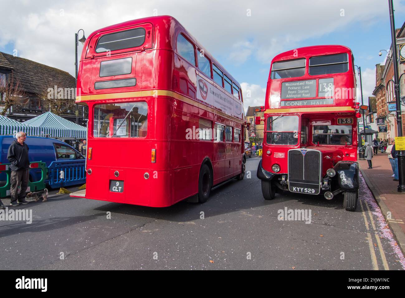 Deux bus rouges vintage passent dans la rue à East Grinstead en Angleterre Banque D'Images