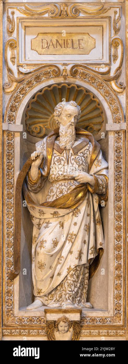 PAVIE, ITALIE - 8 SEPTEMBRE 2024 : la statue du prophète Daniel dans l'église Chiesa di Santa Maria di Canepanova par un artiste baroque inconnu. Banque D'Images