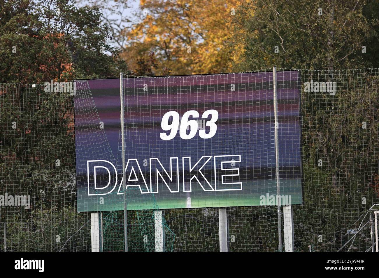 12.10.2024, Steyr, AUT, Unterwegs in Oberösterreich, SK Vorwärts Steyr - FC Hertha Wels, Oberösterreichischer Fußballverband, Regionalliga Mitte, 11. Runde, im Bild Anzeigetafel, Zuschauer Zahl, *** 12 10 2024, Steyr, AUT, sur la route en haute-Autriche, SK Vorwärts Steyr FC Hertha Wels, haute-Autriche Football Association, Regionalliga Mitte, 11 tours, dans le tableau de bord, nombre de spectateurs, Banque D'Images