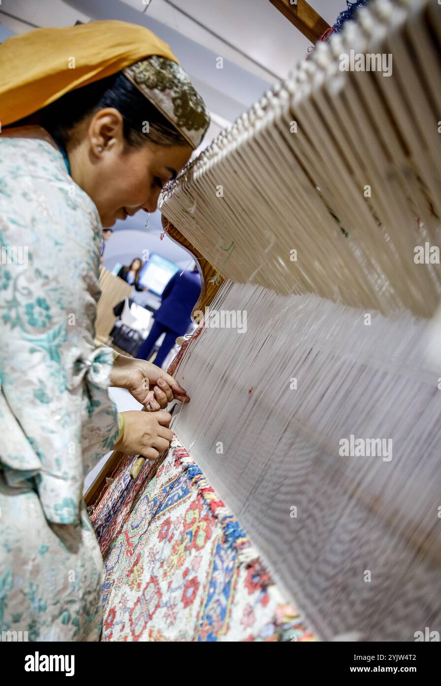 Bakou, Azerbaïdjan. 15 novembre 2024. Native Azeri Woman présente la technique de fabrication de carmet, une partie de la tradition azérie dans Green zone lors de la COP29 de la Conférence des Nations Unies sur les changements climatiques, un événement organisé par la Convention-cadre des Nations Unies sur les changements climatiques (CCNUCC) au stade olympique de Bakou. La COP29, qui se déroule du 11 au 22 novembre, se concentre sur le financement climatique. (Photo de Dominika Zarzycka/SOPA images/Sipa USA) crédit : Sipa USA/Alamy Live News Banque D'Images