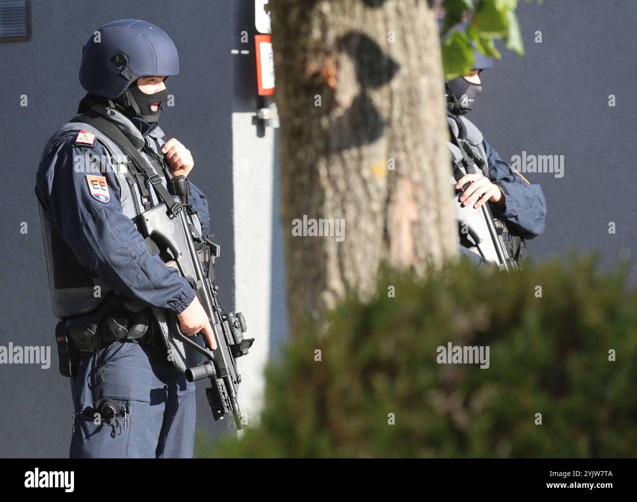 31.10.2024, Altenfelden, AUT, Unterwegs in Oberösterreich, Einsatzkräfte der Polizei vor dem Gemeindeamt in Altenfelden, aufgenommen am Donnerstag, 31. Oktober 2024. Auch in der Nacht auf Donnerstag Hat die Großfahndung nach dem Mann, der am Montag zwei Menschen im Mühlviertel erschossen haben soll, keine konkrete Spur gebracht, im Bild Einsatzkräfte der Polizei, *** 31 10 2024, Altenfelden, AUT, sur la route en haute-Autriche, les forces de police devant le bureau municipal d'Altenfelden, prises le jeudi 31 octobre 2024 également dans la nuit à jeudi, l'homme prétendument à la chasse à l'homme Banque D'Images