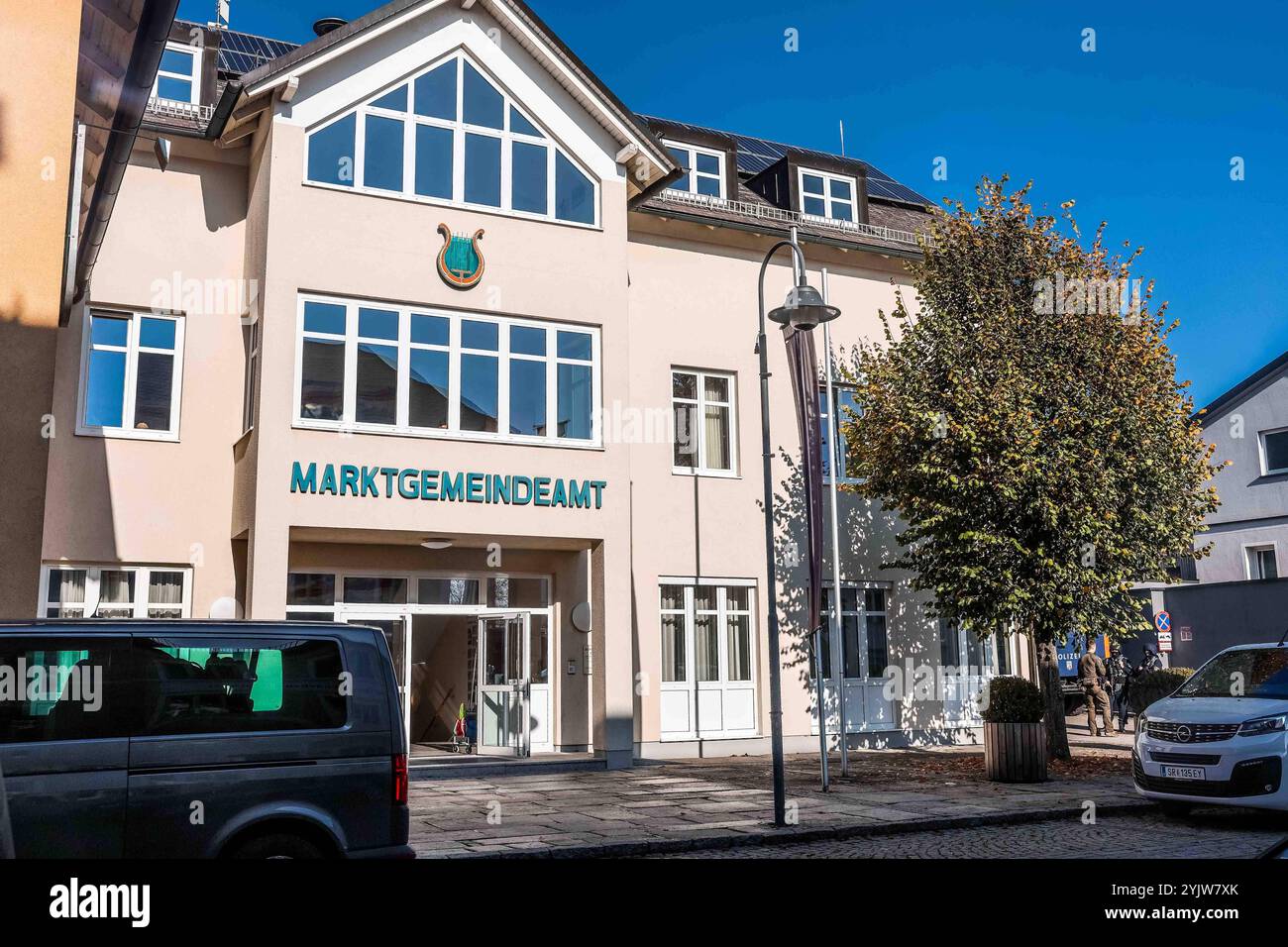 31.10.2024, Altenfelden, AUT, Unterwegs in Oberösterreich, Einsatzkräfte der Polizei vor dem Gemeindeamt in Altenfelden, aufgenommen am Donnerstag, 31. Oktober 2024. Auch in der Nacht auf Donnerstag Hat die Großfahndung nach dem Mann, der am Montag zwei Menschen im Mühlviertel erschossen haben soll, keine konkrete Spur gebracht, im Bild Außenansicht, Gemeindeamt Altenfelden, Schwarze Flagge, *** 31 10 2024, Altenfelden, AUT, sur la route en haute-Autriche, les forces de police devant le bureau municipal d'Altenfelden, prises le jeudi 31 octobre 2024 Banque D'Images