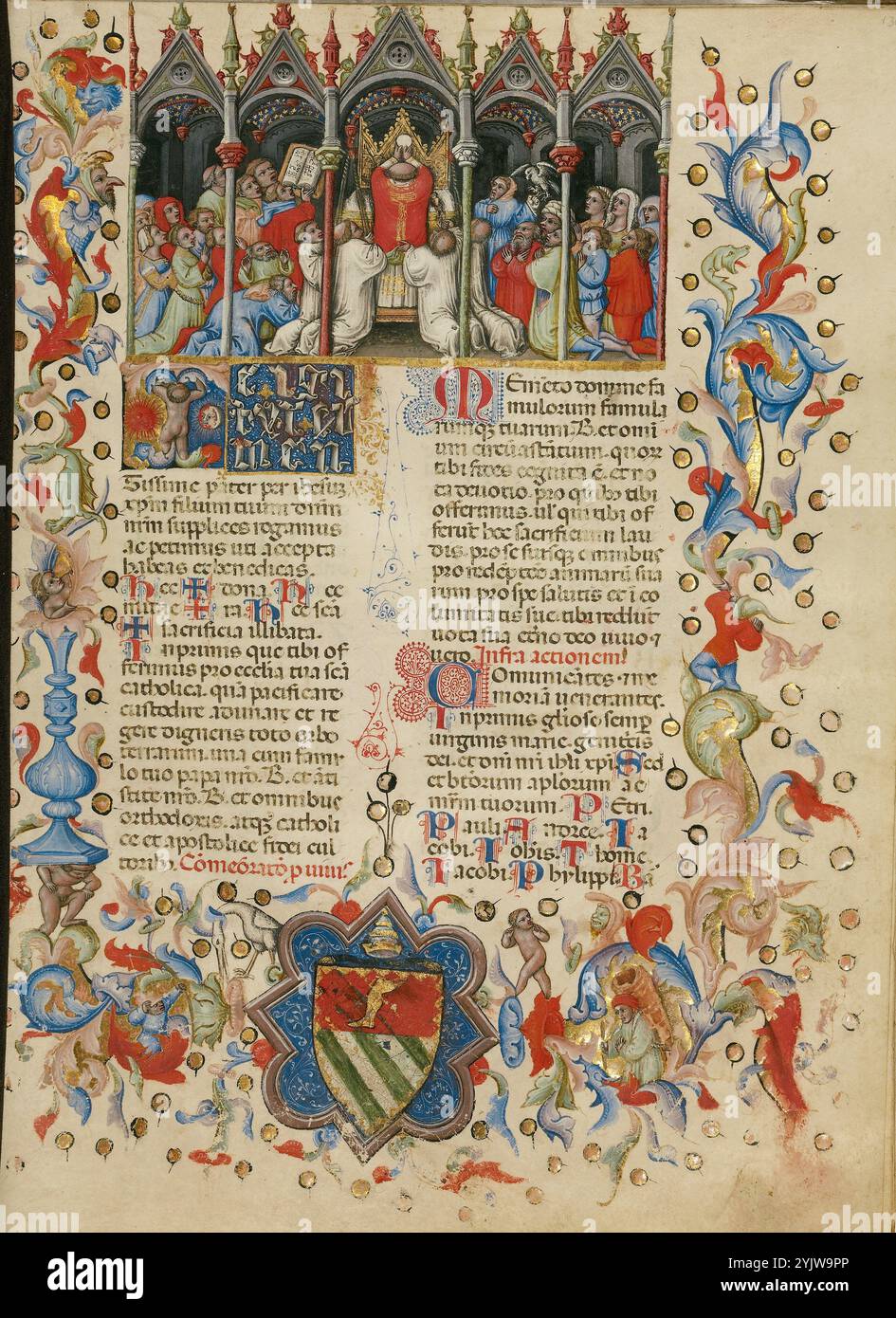 L'élévation de l'hôte : T initial : un Putto entre le Soleil et la Lune ; Missal, entre environ 1389 et 1400. Informations supplémentaires : debout à l'autel devant un tabernacle doré et entouré de moines et de paroissiens, le prêtre élève l'hôte au moment grimpant du Mass. L’illuminateur a exprimé la tension de ce grand drame lorsque l’on montre pour la première fois au peuple l’Eucharistie consacrée : les adorateurs avec leurs expressions variées et animées semblent complètement pris dans le drame. Ajoutant au sentiment que la scène capture un moment précis, les moines debout sur le LEF Banque D'Images