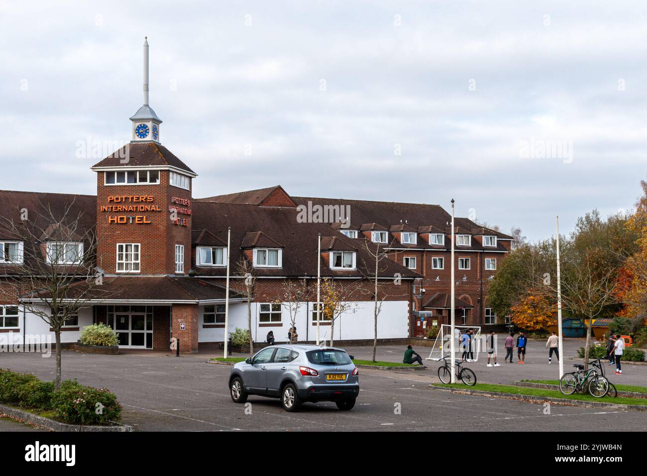 Potter's International Hotel à Aldershot, Angleterre, Royaume-Uni. L'hôtel est actuellement utilisé pour accueillir des réfugiés et des immigrants. Le 31 juillet 2024, c'était le lieu d'une manifestation anti-immigrés dans laquelle une minorité de manifestants ont été impliqués dans des activités criminelles, y compris le lancement d'objets et la soumission de personnes à des abus racistes. Banque D'Images