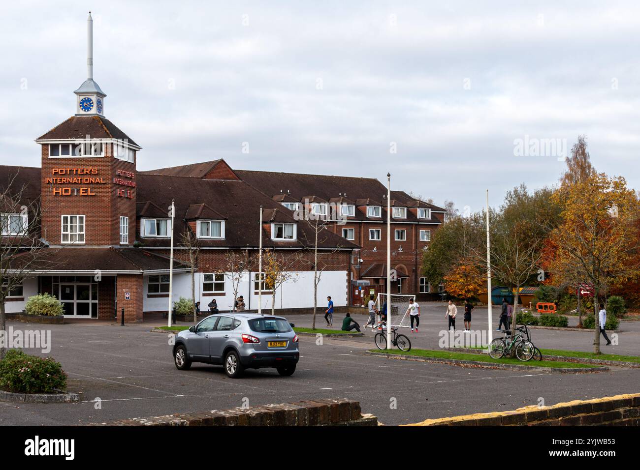 Potter's International Hotel à Aldershot, Angleterre, Royaume-Uni. L'hôtel est actuellement utilisé pour accueillir des réfugiés et des immigrants. Le 31 juillet 2024, c'était le lieu d'une manifestation anti-immigrés dans laquelle une minorité de manifestants ont été impliqués dans des activités criminelles, y compris le lancement d'objets et la soumission de personnes à des abus racistes. Banque D'Images