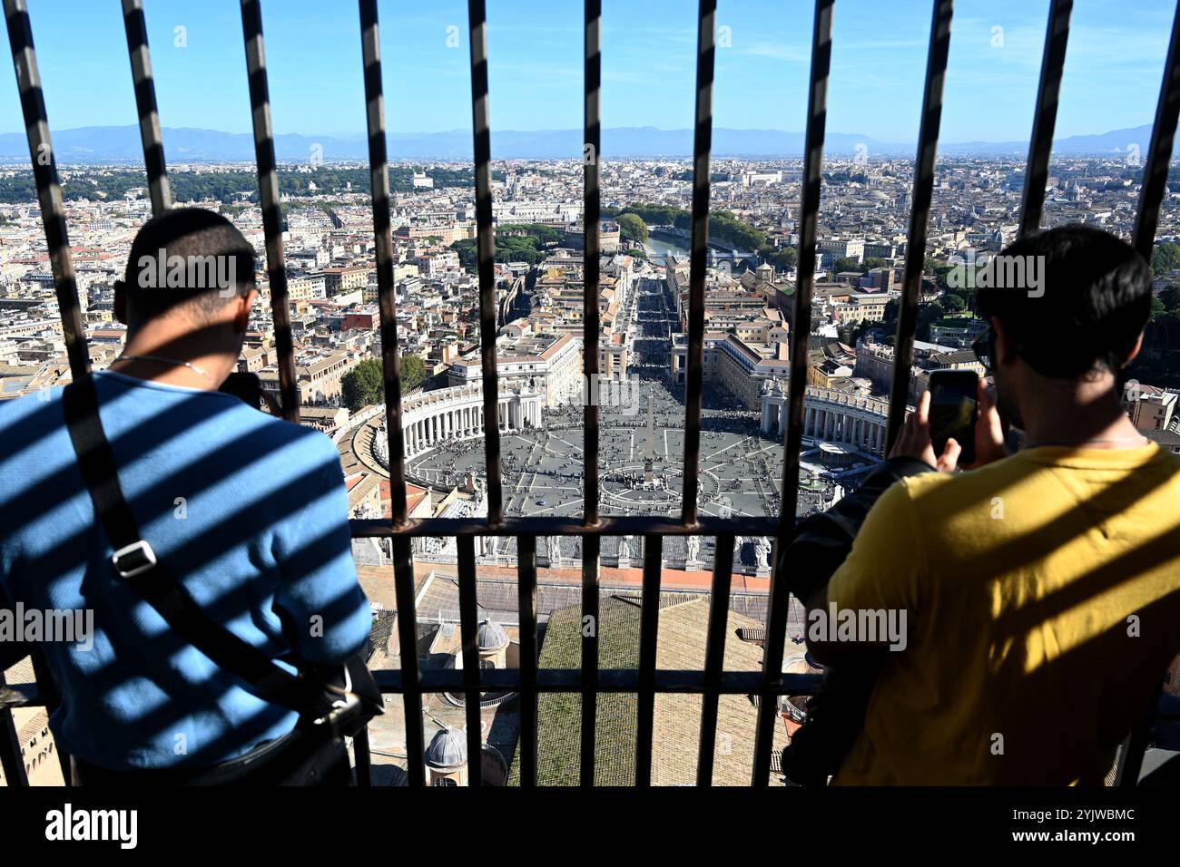 Vatican, Vatican - 2 novembre 2024 : touristes au sommet de la Basilique Saint-Pierre au Vatican. Les gens sur le dôme basilique Saint-Pierre à Vatic Banque D'Images