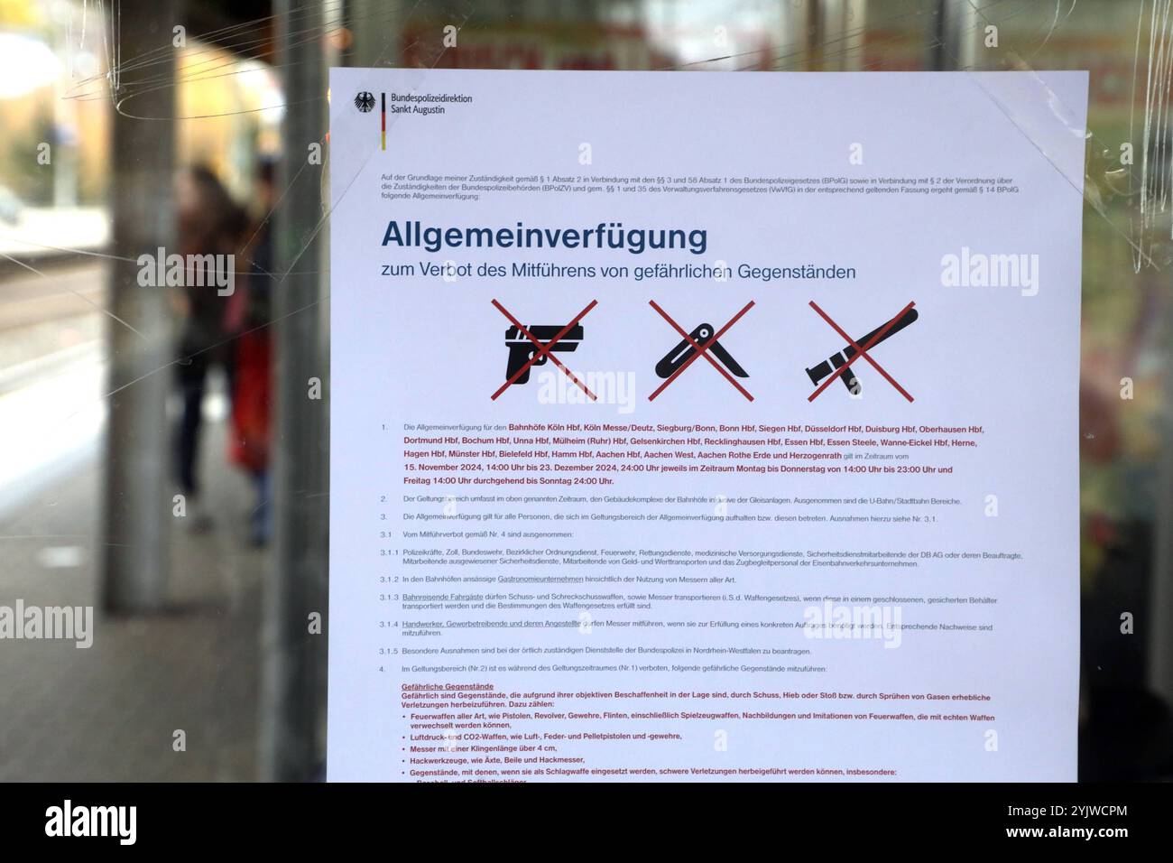 Waffenverbot im Hauptbahnhof von Essen Im Bereich des Essener Hauptbahnhofs ist wegen der Zunahme von Straftaten ein Waffenverbot ausgesprochen worden. Es wurden entsprechende Hinweise auf Plakaten in der Halle und im Eingangsbereich aufgehängt. Essen Nordrhein-Westfalen Deutschland Hauptbahnhof *** interdiction d'armes à la gare centrale d'Essen Une interdiction d'armes a été imposée dans la zone de la gare centrale d'Essen en raison d'une augmentation des infractions pénales des avis à cet effet ont été placés sur des affiches dans le hall et dans la zone d'entrée de la gare centrale d'Essen Rhénanie-du-Nord-Westphalie Allemagne Banque D'Images