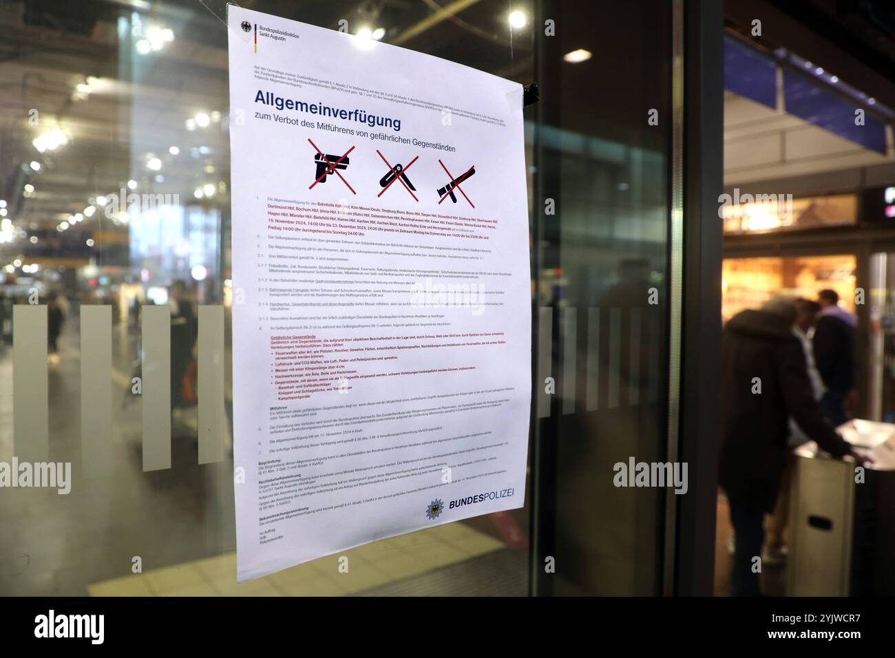 Waffenverbot im Hauptbahnhof von Essen Im Bereich des Essener Hauptbahnhofs ist wegen der Zunahme von Straftaten ein Waffenverbot ausgesprochen worden. Es wurden entsprechende Hinweise auf Plakaten in der Halle und im Eingangsbereich aufgehängt. Essen Nordrhein-Westfalen Deutschland Hauptbahnhof *** interdiction d'armes à la gare centrale d'Essen Une interdiction d'armes a été imposée dans la zone de la gare centrale d'Essen en raison d'une augmentation des infractions pénales des avis à cet effet ont été placés sur des affiches dans le hall et dans la zone d'entrée de la gare centrale d'Essen Rhénanie-du-Nord-Westphalie Allemagne Banque D'Images