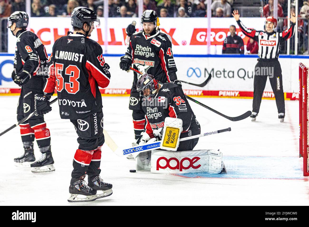 Julius Hudacek (Koelner haie, no 35), Hhaelt den Schuss, Elias Lindner (Koelner haie, no 34), Adam Almquist (Koelner haie, no 53) Koelner haie v. Pinguins Bremerhaven, Eishockey, Penny DEL, 16. Spieltag, 2024/2025, 15.11.2024 Foto : Eibner-Pressefoto/G. Wingender Banque D'Images