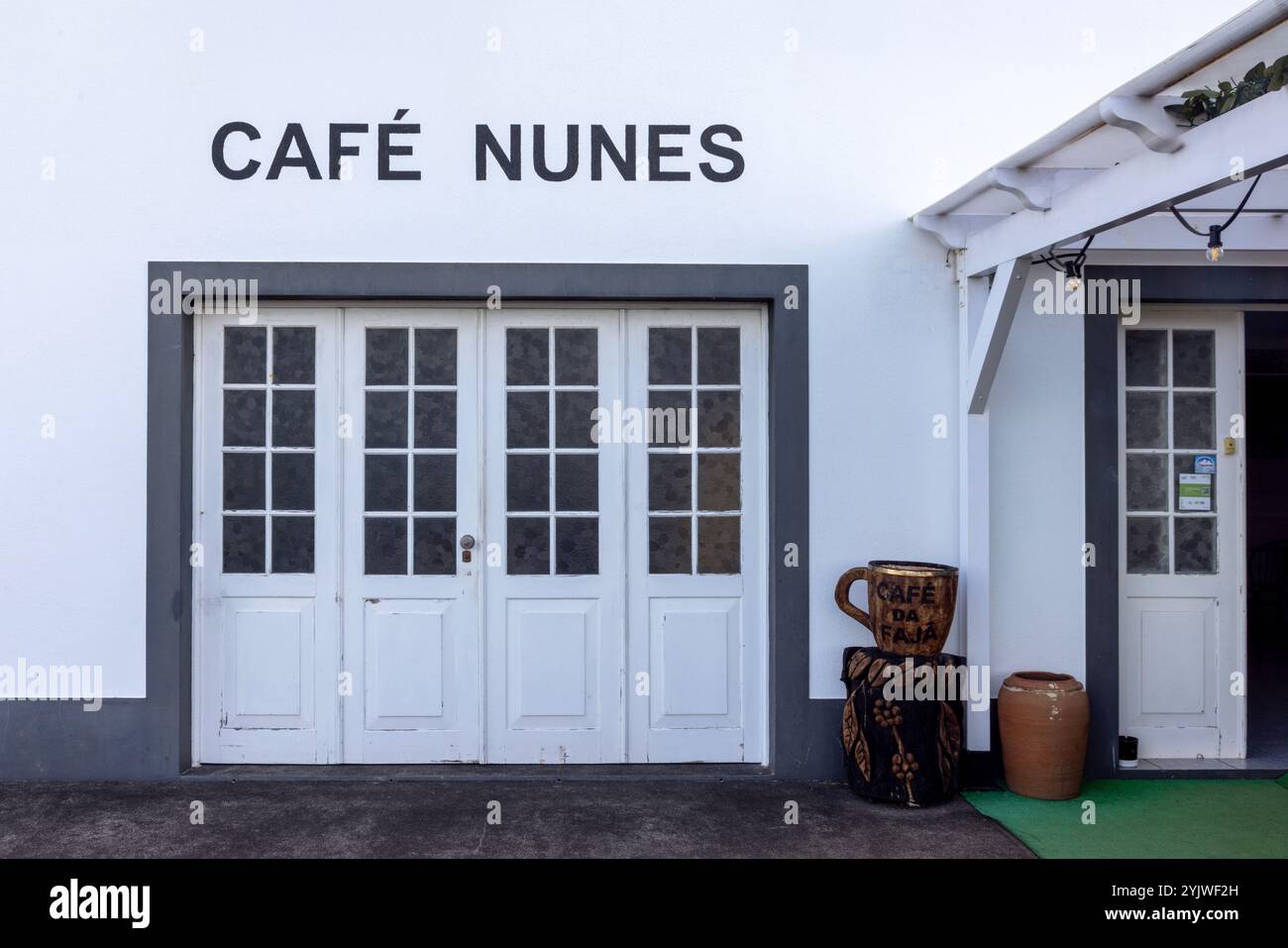 Nichée dans le charmant village de Faja dos Vimes, l'île de Sao Jorge, aux Açores, est la seule plantation de café d'Europe. Banque D'Images