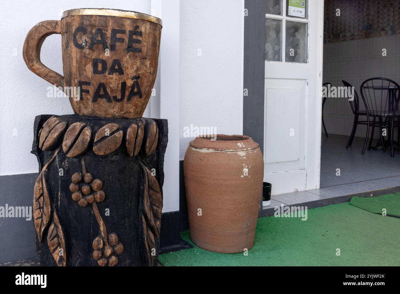 Nichée dans le charmant village de Faja dos Vimes, l'île de Sao Jorge, aux Açores, est la seule plantation de café d'Europe. Banque D'Images