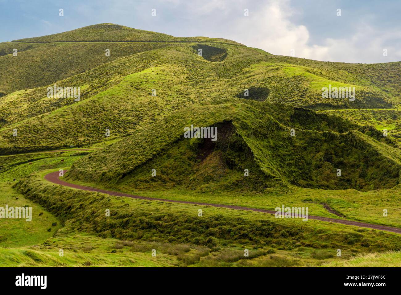 Le Pico da Esperança Planalto Central à Sao Jorge, aux Açores, est un paysage volcanique fantastique avec des lacs de cratère et des caldeiras. Banque D'Images