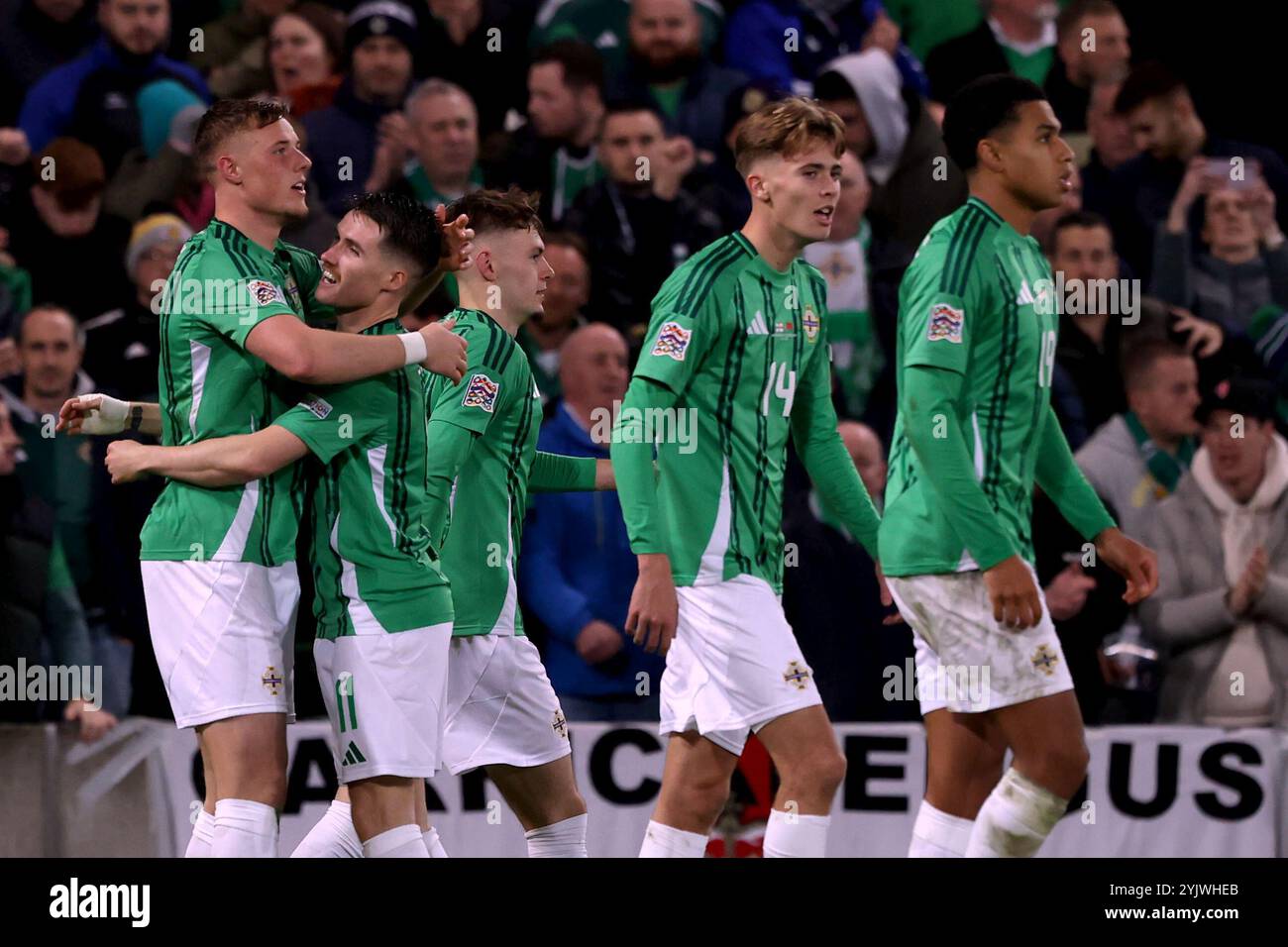 Daniel Ballard (première à gauche) célèbre avoir marqué le premier but de son équipe lors du match du Groupe C3 de l'UEFA Nations League au stade national de football de Windsor Park, Belfast. Date de la photo : vendredi 15 novembre 2024. Banque D'Images