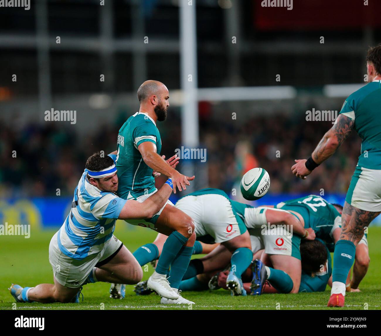 15 novembre 2024 ; Aviva Stadium, Dublin, Irlande : Autumn Rugby International, Irlande contre Argentine ; Julian Montoya (c) d'Argentine s'attaque à Jamison Gibson-Park d'Irlande crédit : action plus Sports images/Alamy Live News Banque D'Images