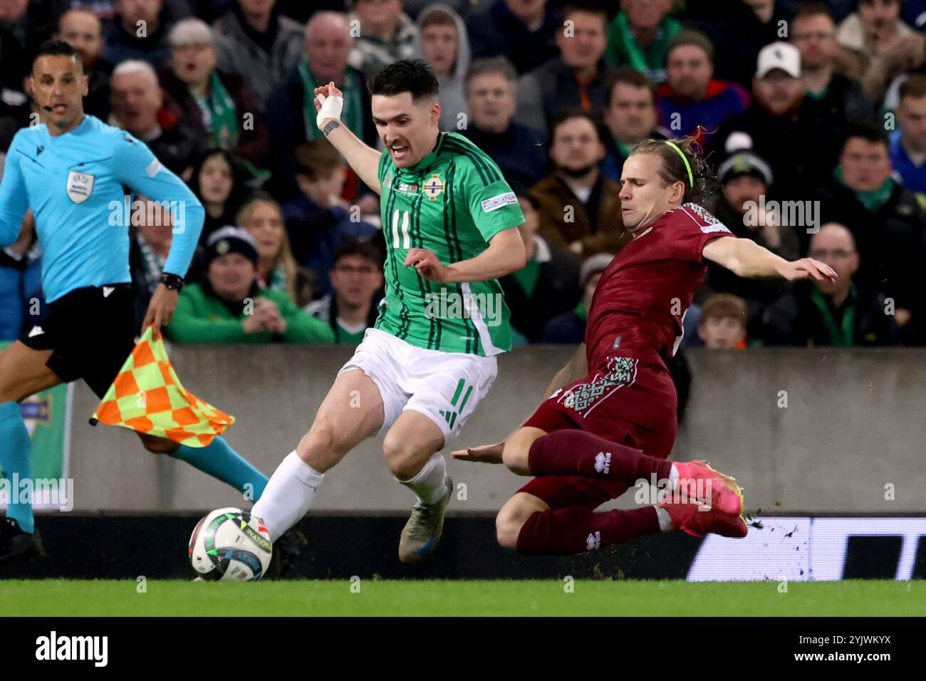 Paul Smyth (à gauche), de l’Irlande du Nord, affronte Kirill Pechenin, de la Biélorussie, lors du match du Groupe C3 de l’UEFA Nations League au stade national de football de Windsor Park, à Belfast. Date de la photo : vendredi 15 novembre 2024. Banque D'Images