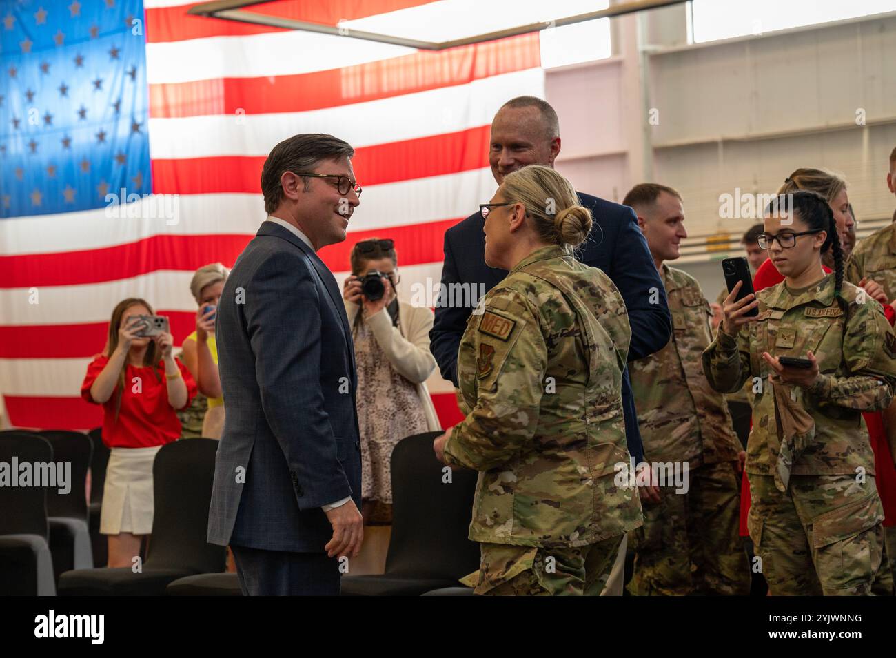 Le conférencier Mike Johnson parle avec des aviateurs et leurs familles de leur qualité de vie à la base aérienne de Barksdale, le 23 février 2024. Johnson a visité la base aérienne de Barksdale pour acquérir une compréhension plus approfondie des problèmes de qualité de vie auxquels font face les aviateurs et leurs familles. (Photo de l'US Air Force par Airman 1st Class Seth Watson) Banque D'Images