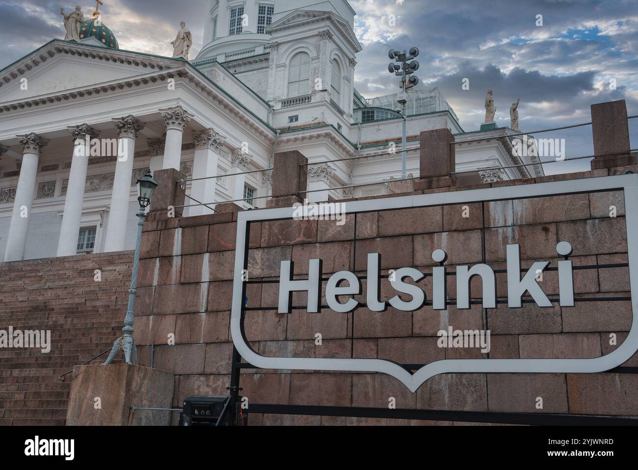 Cathédrale d'Helsinki avec panneau visible dans le centre-ville, Finlande Banque D'Images