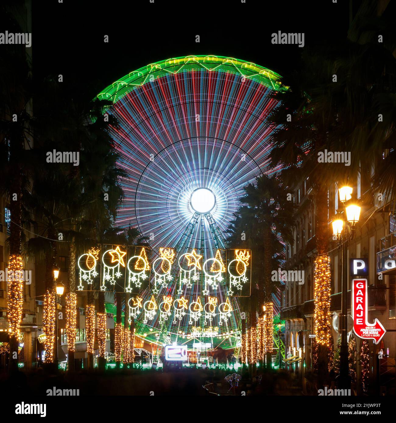 Vigo, Espagne - 10 décembre 2023 : grande roue de Noël à Vigo, Galice, Espagne, photographiée à vitesse lente et au premier plan lumières de Noël allumées Banque D'Images