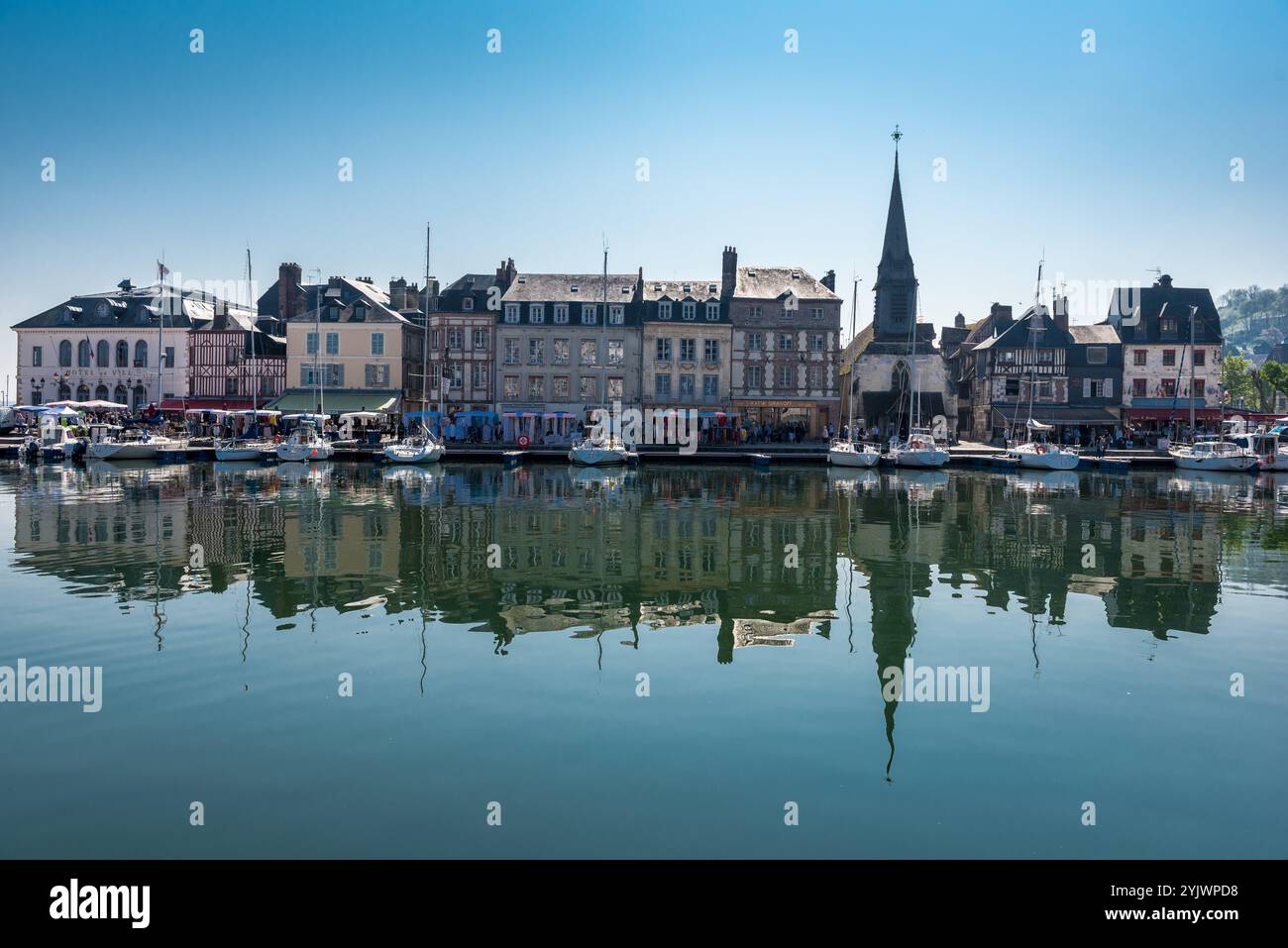 Haror de Honfleur, France, avec une réflexion symétrique sur l'eau, par une journée ensoleillée Banque D'Images