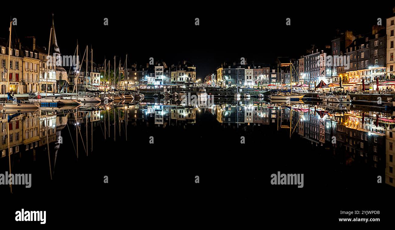 Vue panoramique sur le port de Honfleur, Normandie, France, la nuit, avec un reflet parfait sur l'eau sombre Banque D'Images Vue panoramique sur le port de Honfleur, Normandie, France, la nuit, avec un reflet parfait sur l'eau sombre Banque D'Images