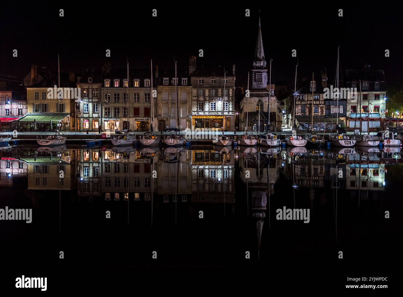 Port de Honfleur, Normandie, France, la nuit, avec une parfaite réflexion symétrique sur l'eau sombre Banque D'Images Port de Honfleur, Normandie, France, la nuit, avec une parfaite réflexion symétrique sur l'eau sombre Banque D'Images