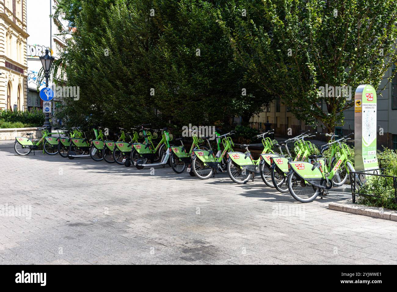 Vélos à une station de stationnement pour le système de partage de vélos mol Bubi à Budapest Banque D'Images