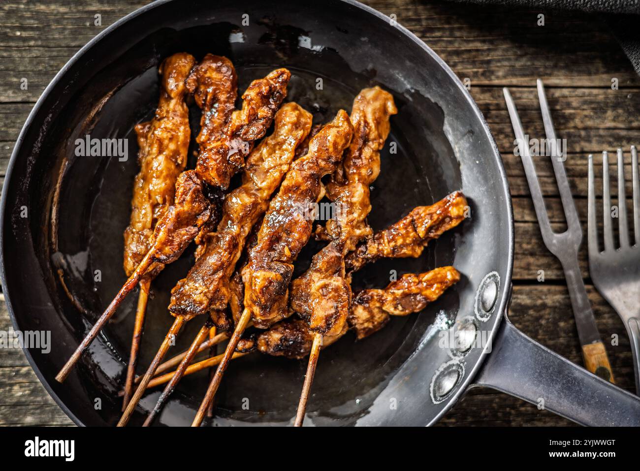 Poulet japonais yakitori sur poêle sur une table en bois. Vue de dessus. Banque D'Images