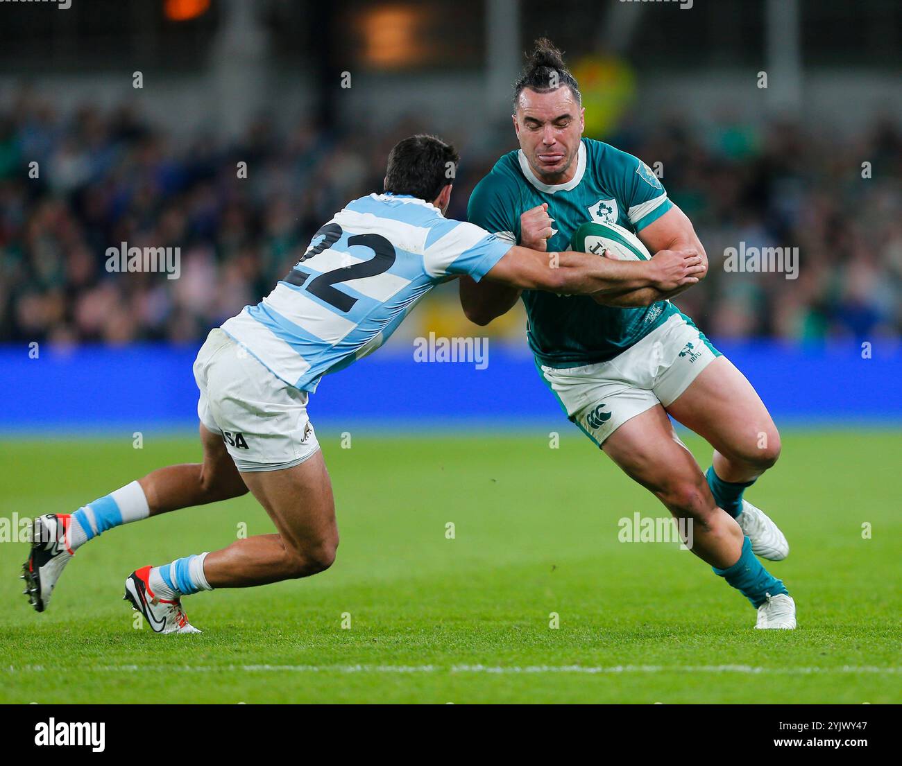 15 novembre 2024 ; Aviva Stadium, Dublin, Irlande : Autumn Rugby International, Irlande contre Argentine ; James Lowe d'Irlande est attaqué par Santiago Carreras d'Argentine crédit : action plus Sports images/Alamy Live News Banque D'Images