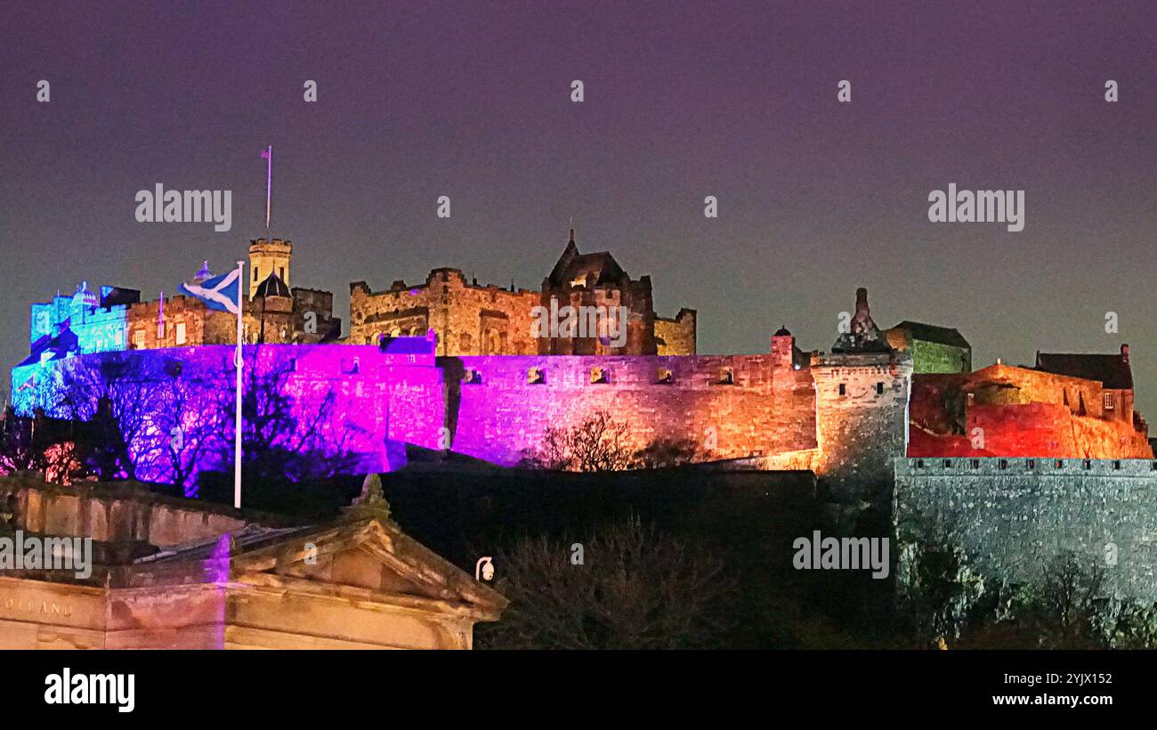 Édimbourg, Écosse, Royaume-Uni. 14 novembre 2024. Météo Royaume-Uni : le temps d'automne, la morosité anticyclonique a vu noël arriver à édimbourg avec le château allumé pour le festival de la lumière. Crédit Gerard Ferry/Alamy Live News Banque D'Images