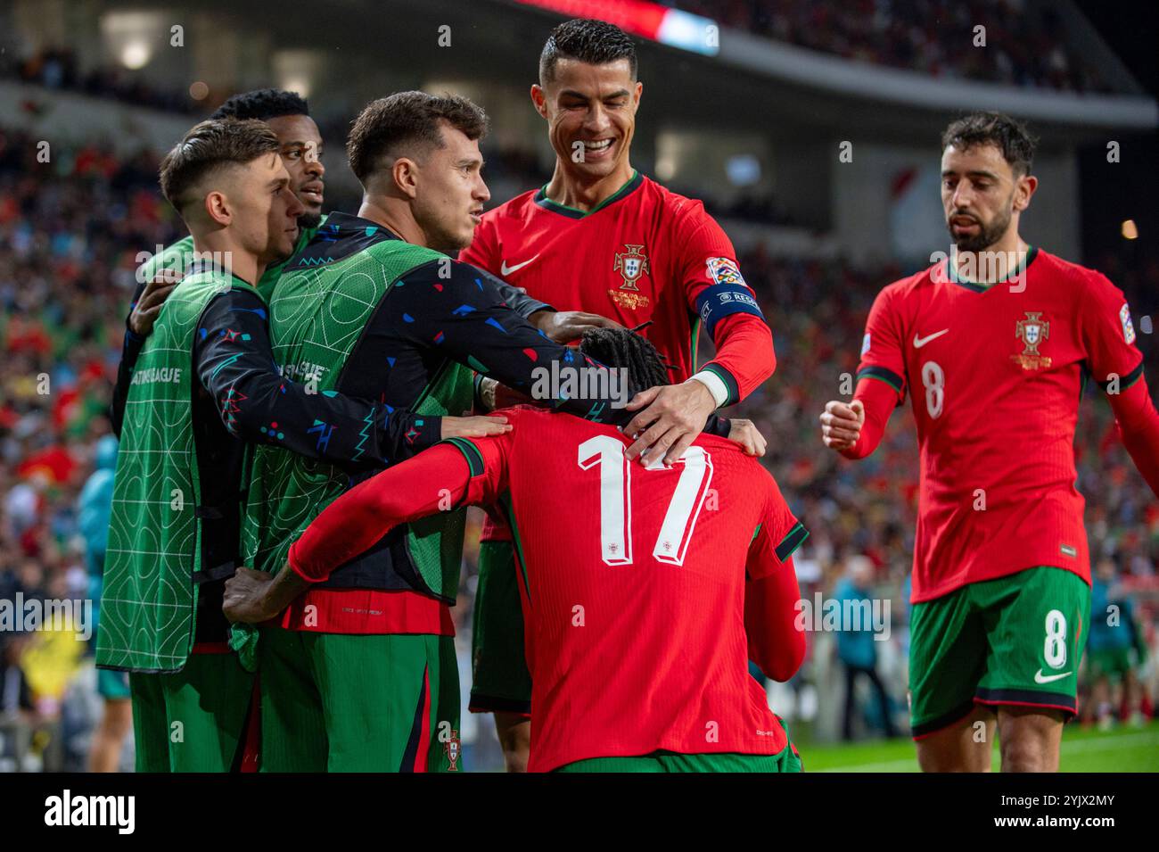 Porto, Portugal. 15 novembre 2024. Rafael Leao, du Portugal, célèbre le score avec Cristiano Ronaldo, du Portugal, et Bruno Fernandes, du Portugal, lors du match UEFA Nations League, Ligue A, Groupe A1 entre le Portugal et la Pologne à Estádio do Dragão à Porto, Portugal, le 15 novembre 2024 (photo by Andrew Surma/ Credit : Sipa US/Alamy Live News Banque D'Images