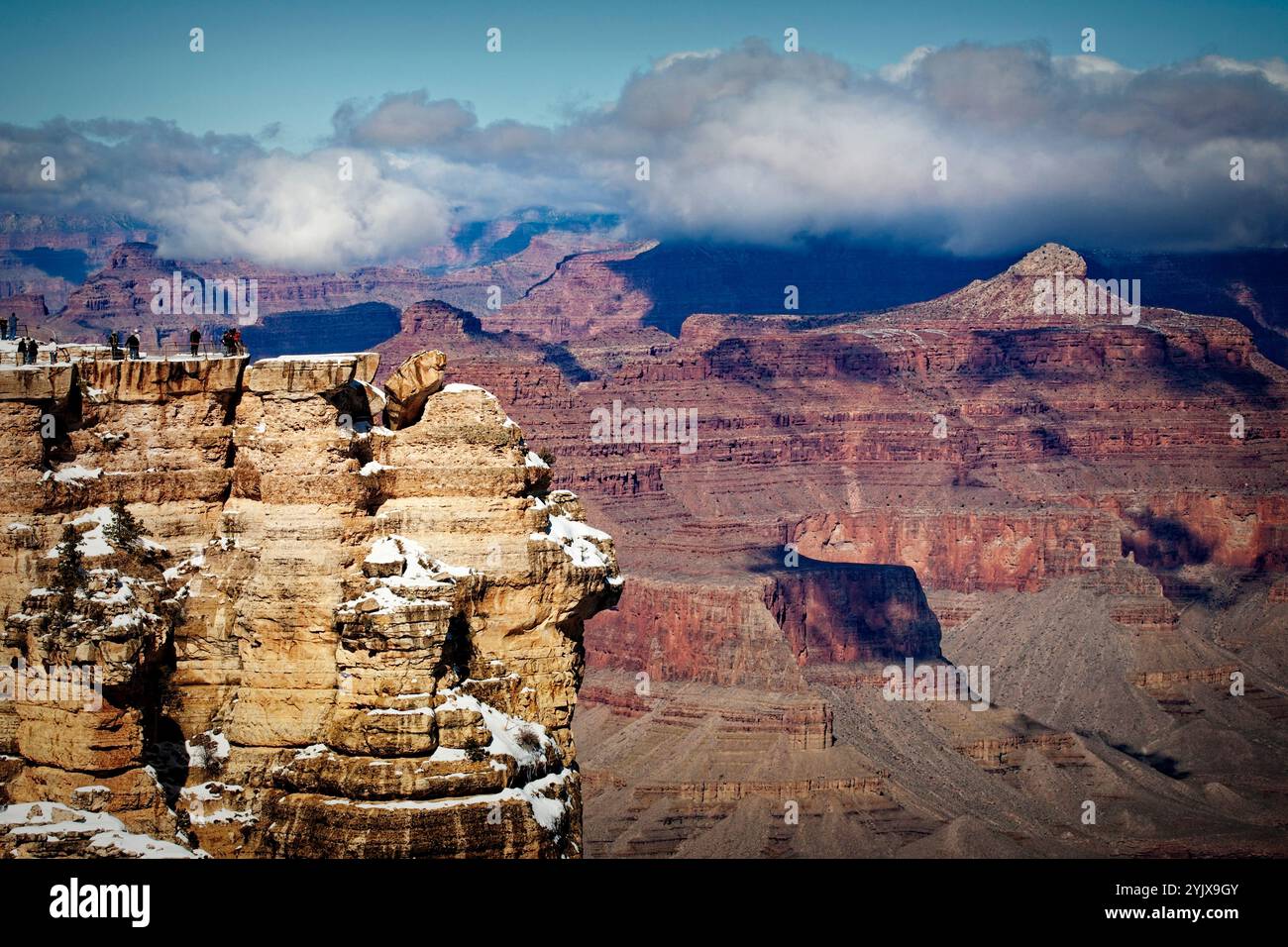 Mather point, situé sur le plateau sud du Grand Canyon en Arizona, offre l'un des points de vue les plus emblématiques et facilement accessibles du parc. Banque D'Images