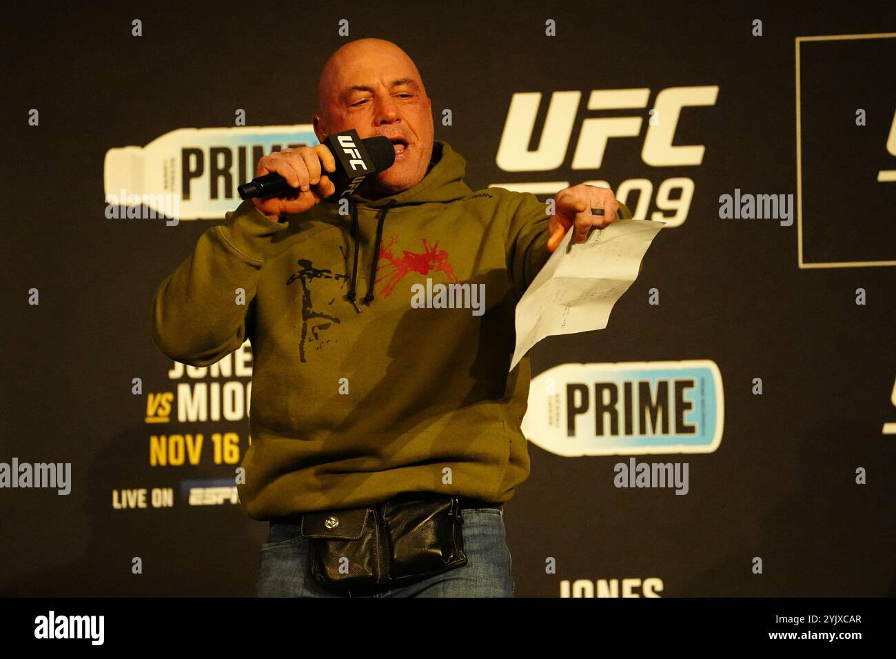 The Theatre at MSG NEW YORK CITY, NY -15 NOVEMBRE : Joe Rogan aux pesées cérémonielles pour UFC309 - Jones vs Miocic au Theatre at MSG le 15 novembre 2024 à New York City, NY (photo de Louis Grasse/PxImages) (Louis Grasse/SPP) crédit : SPP Sport Press photo. /Alamy Live News Banque D'Images