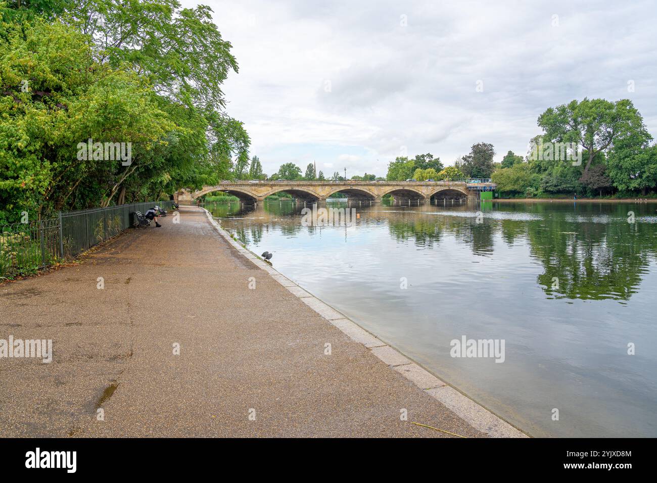 Zone d'accès piéton pour les loisirs pour les résidents de Hyde Park avec pont, bouée de sauvetage et pas de signalisation de natation, Londres Banque D'Images