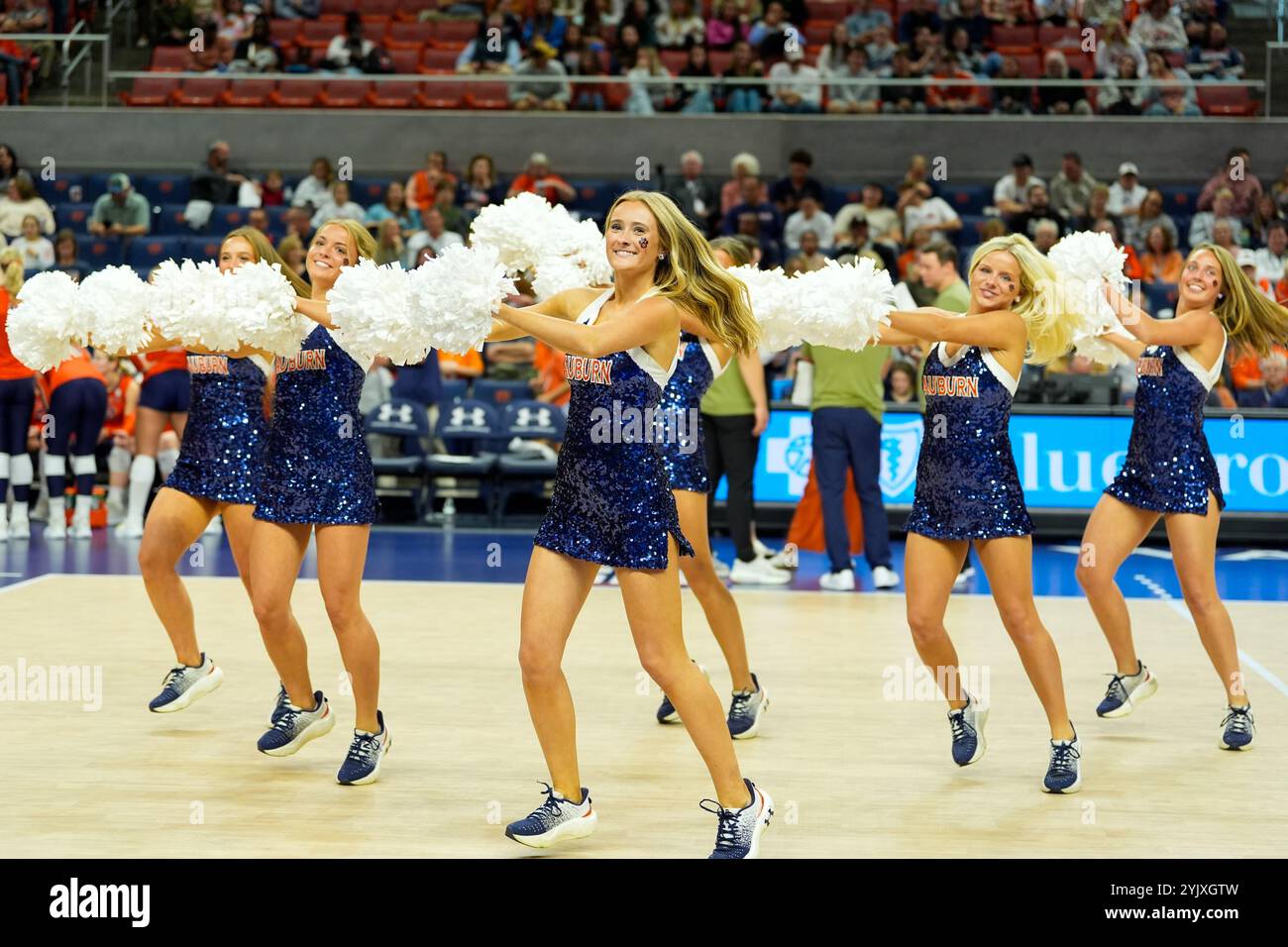 Auburn, Alabama, États-Unis. 15 novembre 2024. L'équipe de danse des Tigers d'Auburn se produit lors d'un match de volleyball universitaire féminin entre les Tigers et les Texas Longhorns le 15 novembre 2024 à Auburn, en Alabama. Texas a gagné, 3-0. (Crédit image : © Scott Coleman/ZUMA Press Wire) USAGE ÉDITORIAL SEULEMENT! Non destiné à UN USAGE commercial ! Crédit : ZUMA Press, Inc/Alamy Live News Banque D'Images