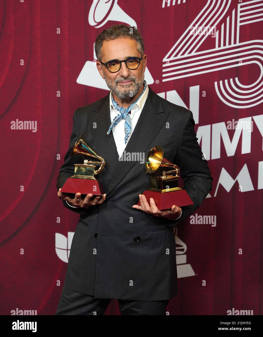 Miami, États-Unis. 15 octobre 2024. Jorge Drexler pose dans la salle de presse avec les prix de la meilleure chanson et chanson de l'année pour 'Derrumbe' lors de la 25e cérémonie annuelle des Latin GRAMMY Awards au Kaseya Center le 14 novembre 2024 à Miami, en Floride. Photo : imageSPACE/Sipa USA crédit : Sipa USA/Alamy Live News Banque D'Images