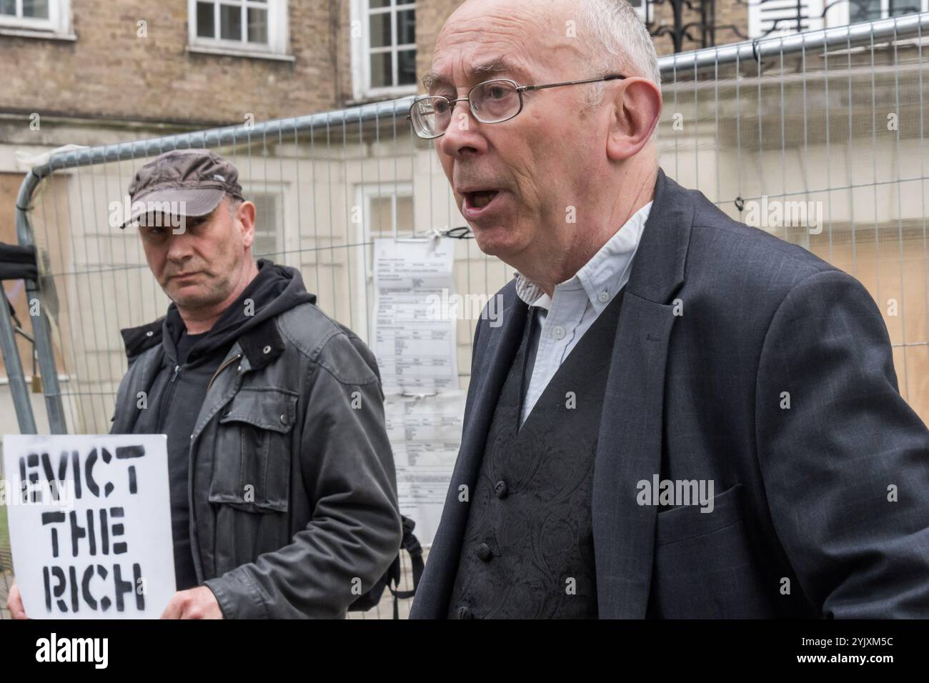 Londres, Royaume-Uni. 10 août 2017. Ian Bone de Class War, qui a vécu à Grenfell Tower pendant trois ans dans les années 1980, prend la parole lors de la manifestation de la République populaire de North Kensington, une organisation soutenant les anciens résidents de Grenfell Tower, à l'extérieur de Duke's Lodge, un grand bloc d'appartements à Holland Park appelant le conseil de Kensington & Chelsea à acheter le bloc vide et à rénover ses 27 appartements comme logements pour les familles déplacées par l'incendie de Grenfell, à environ 15 minutes à pied. La manifestation a été soutenue par certains résidents locaux de Grenfell et par Class War. Le bloc vacant est Banque D'Images