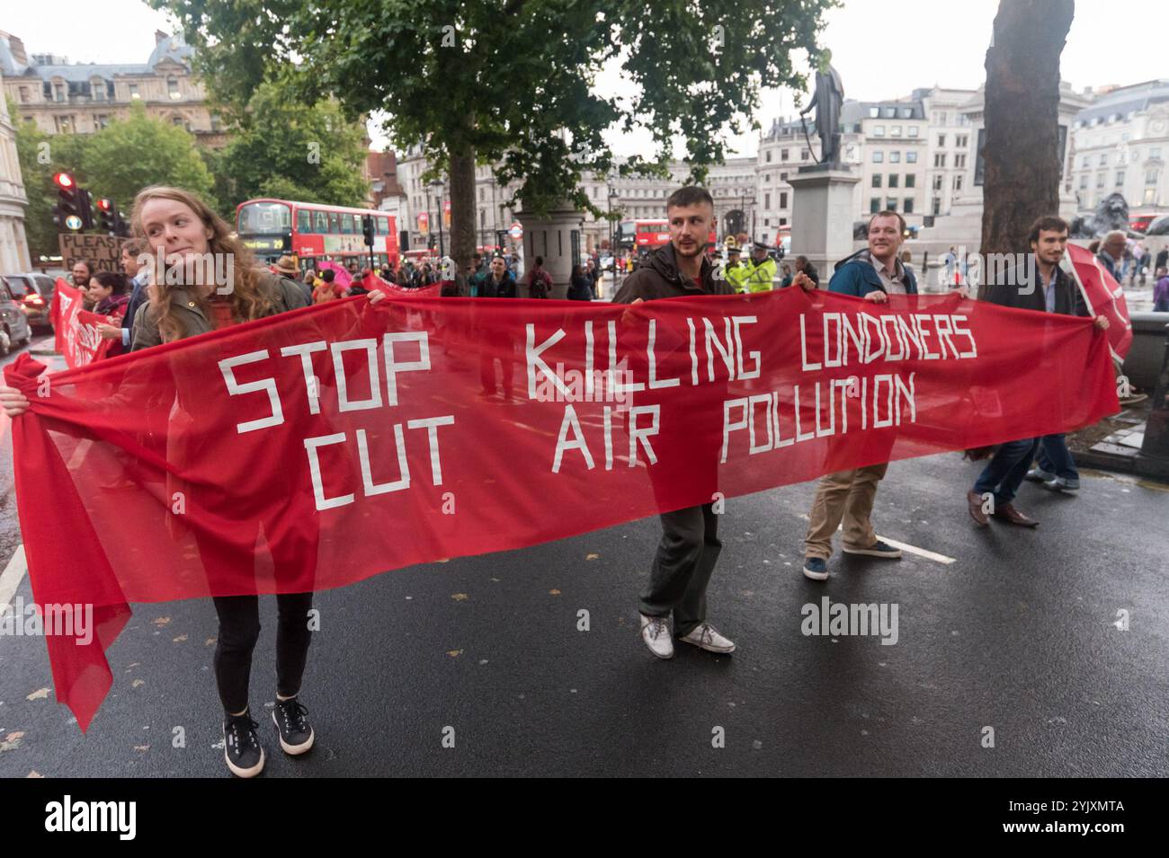 Londres, Royaume-Uni. 21 septembre 2017. Après avoir bloqué avec succès toute la circulation sur Trafalgar Square pour une courte manifestation et quelques minutes de repos, « Stop Killing Londoners » bloque le côté est de la place pour quelques minutes de protestation disco, dansant au son de la musique sur la route. Finalement, la police est venue leur dire de partir et la manifestation a pris fin. Il s’agissait de la 5ème manifestation des militants de Rising Up visant à mobiliser les gens à travers Londres pour exiger une action de la part du maire et de TfL qui ne parviennent pas à faire face à ce problème urgent. Boris s'est moqué du problème et Sadiq Khan n'a pas encore pris de mesures et le Banque D'Images