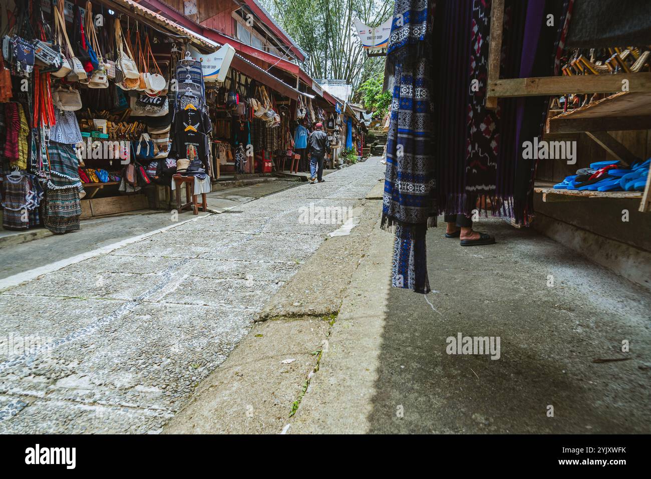Une zone touristique à Kete Kesu Tana Toraja qui vend différents types de souvenirs typiques de Tana Toraja, 3 octobre 2024, Sulawesi Sud Banque D'Images