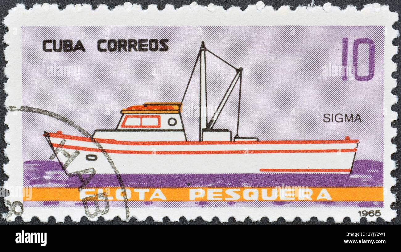 Timbre-poste oblitéré imprimé par Cuba, qui montre le bateau de pêche Sigma, vers 1965. Banque D'Images