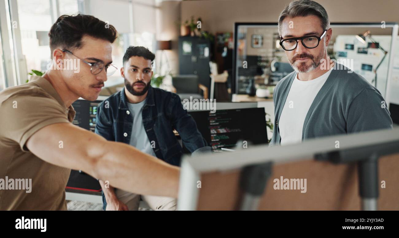 Programmeur, planification et présentation avec des gens d'affaires dans le bureau pour le développeur de site Web, le bootcamp de codage et la revue. Mentor, collaboration et Banque D'Images